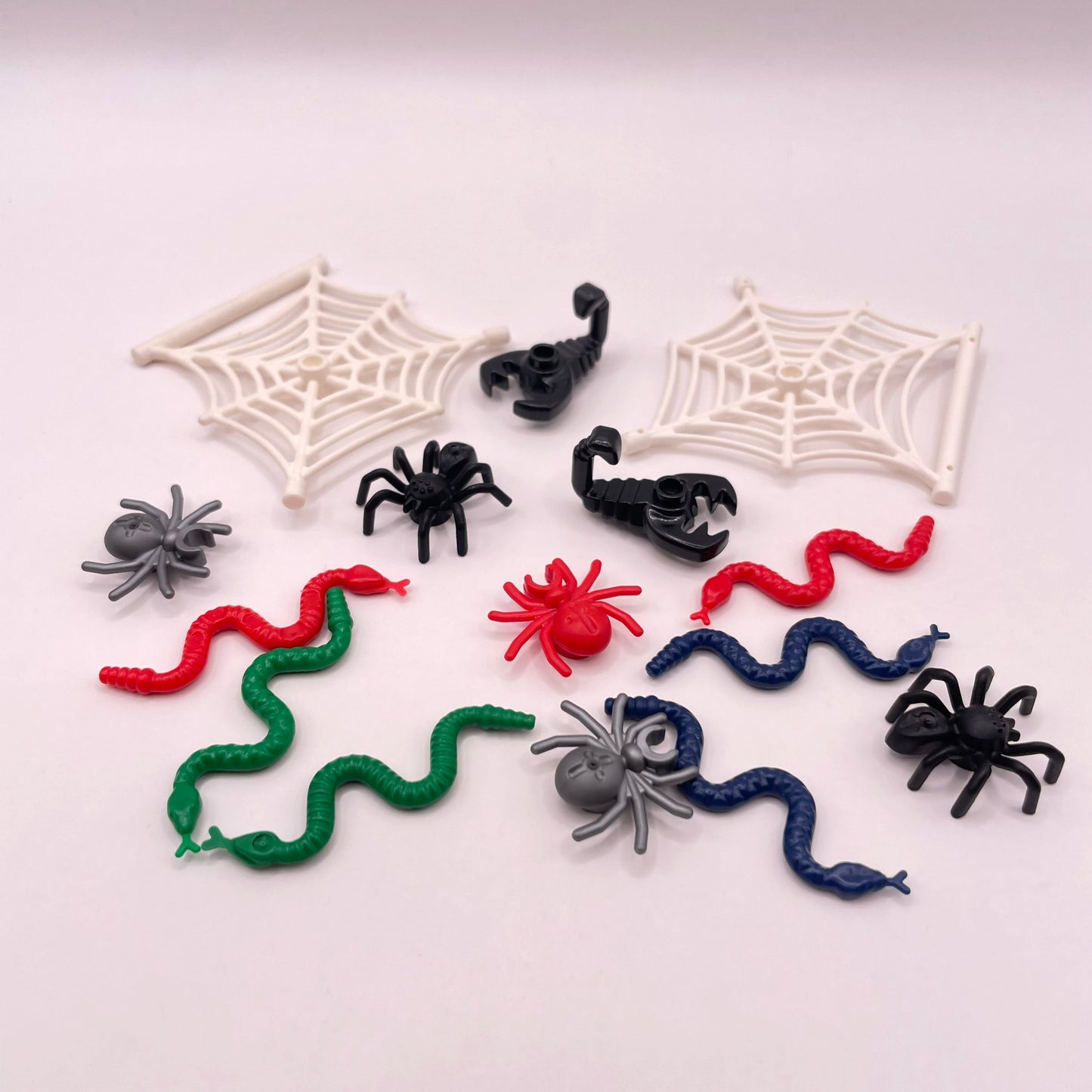 LEGO Creepy Crawlies with Spider Web, Mixed Colours, 16 Pieces