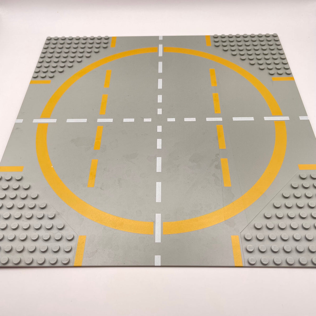 LEGO Baseplate Road, 9 Stud Landing Pad with Yellow Circle, 32x32, Old Light Grey, 6099pb01 (1 Piece) Playwear