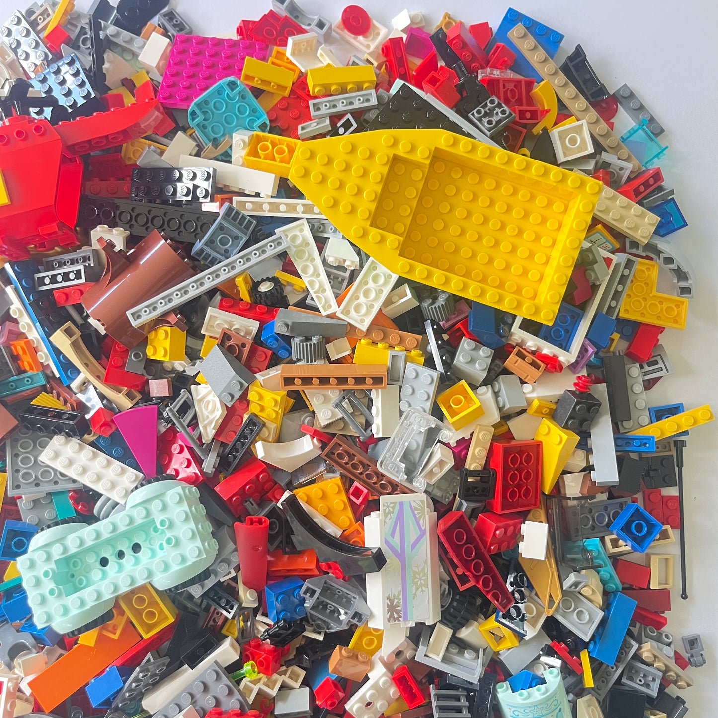 LEGO Deluxe Fun Pack, Mixed Bag, Approx. 1.5kg includes 6 Minifigures/Minidolls