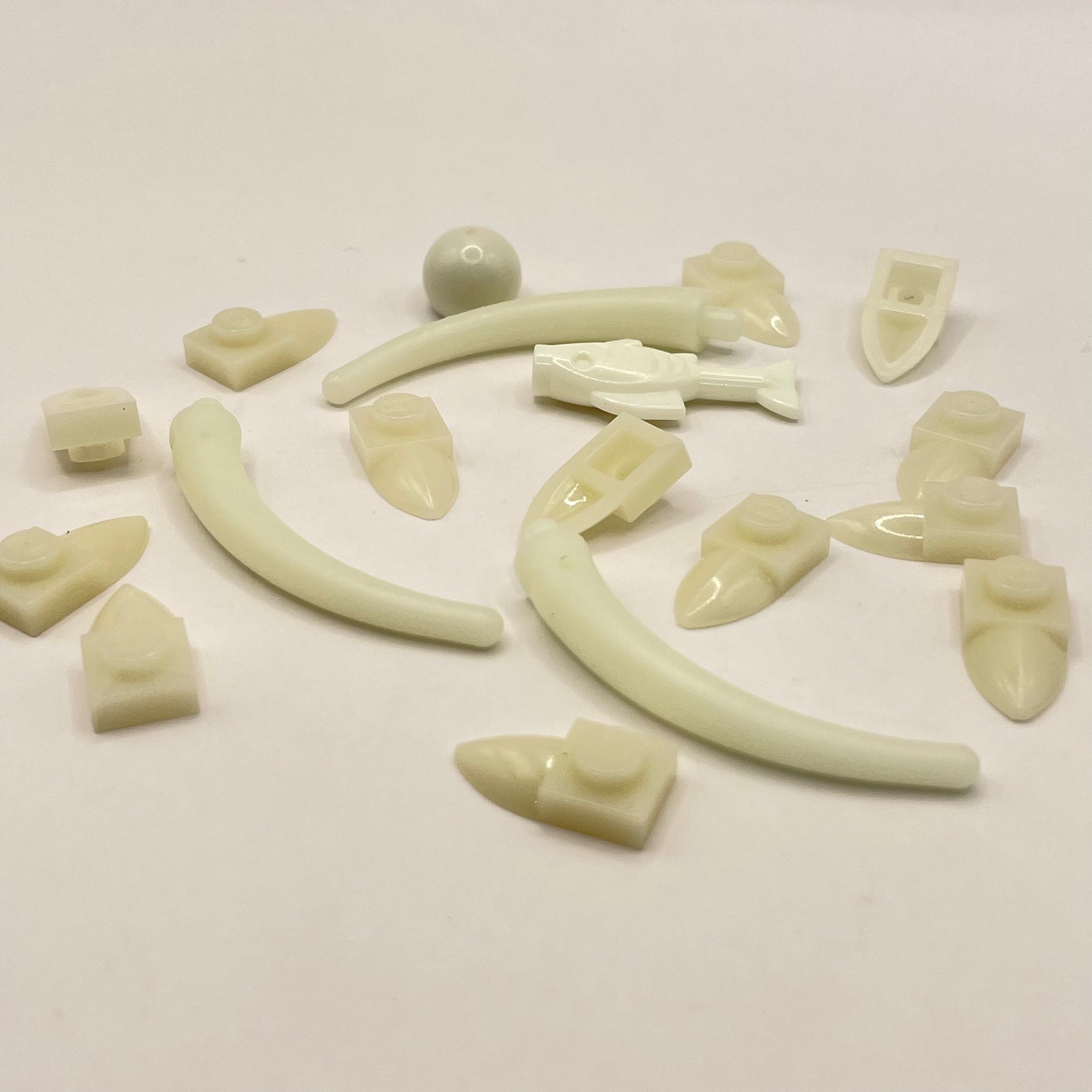 LEGO Mixed Claws and Horns, Glow in the Dark, 18 Pieces