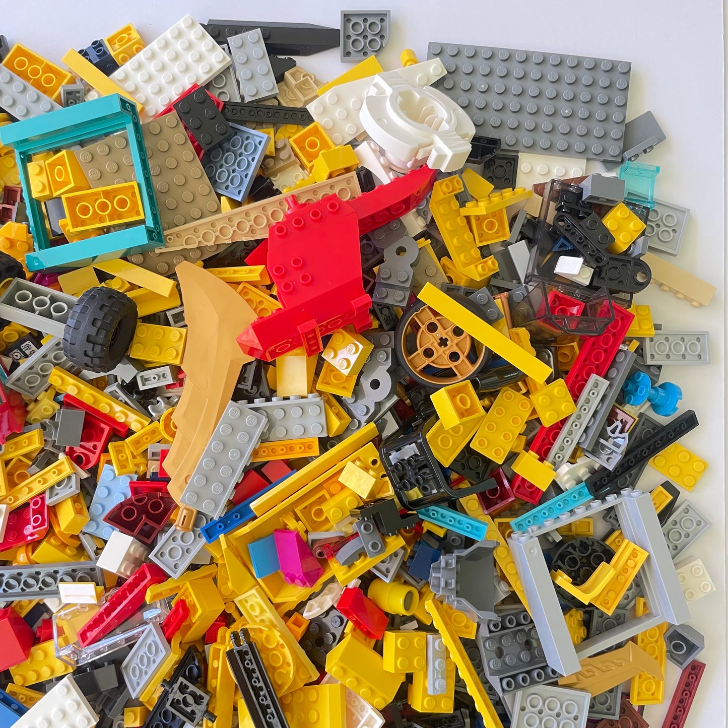 LEGO Deluxe Fun Pack, Mixed Bag, Approx. 1.5kg includes 6 Minifigures/Minidolls