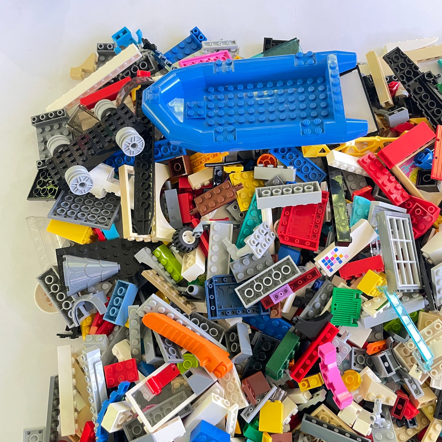 LEGO Deluxe Fun Pack, Mixed Bag, Approx. 1.5kg includes 6 Minifigures/Minidolls