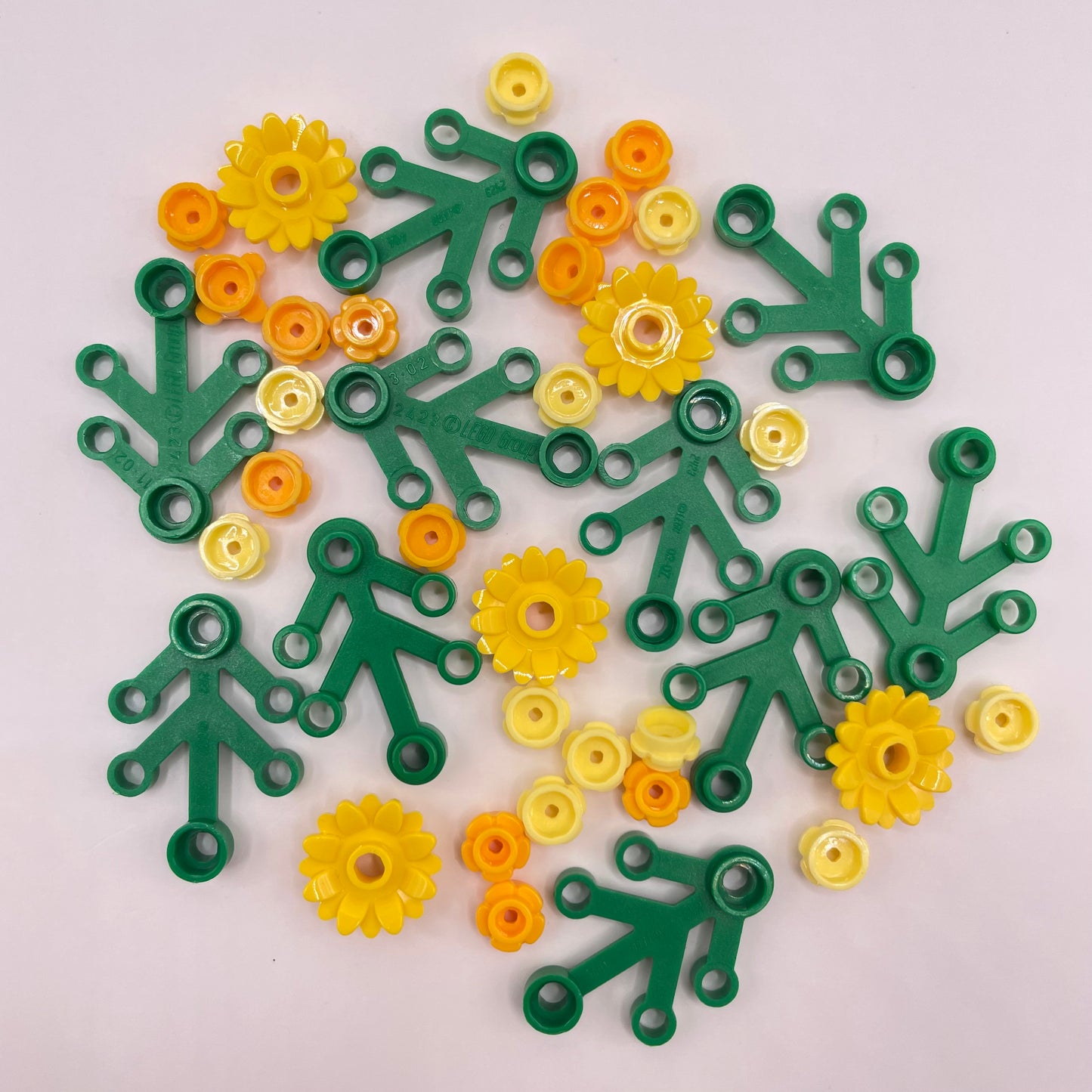 LEGO Mini Christmas Wreath Bundle, Yellow Sunflower with Yellow Flowers, 39 Pieces