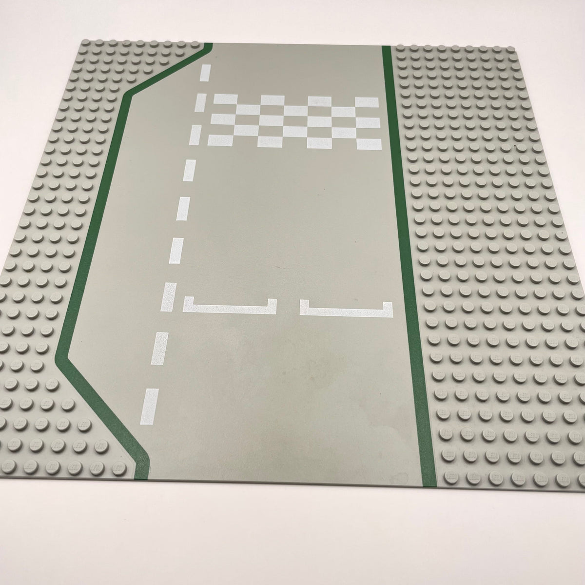 LEGO Baseplate Road, 3 Lane with Race Track, 32x32, Old Light Grey, 425p01 (1 Piece) Playwear