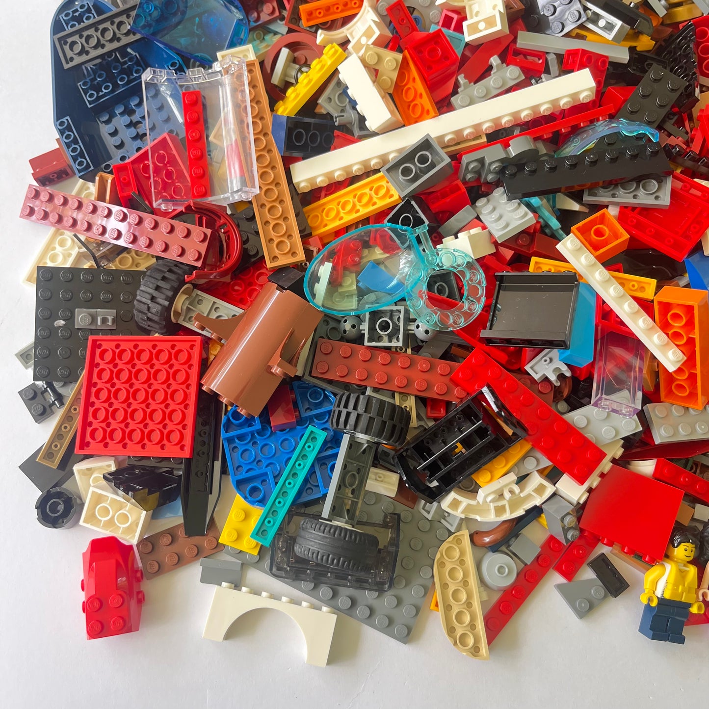 LEGO Deluxe Fun Pack, Mixed Bag, Approx. 1.5kg includes 6 Minifigures/Minidolls