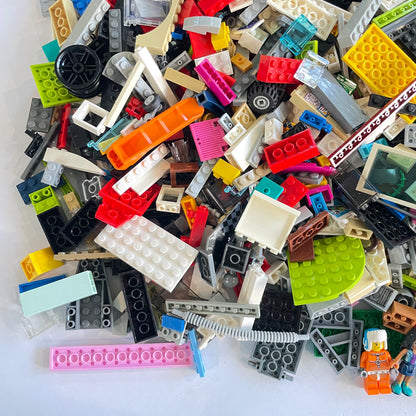LEGO Deluxe Fun Pack, Mixed Bag, Approx. 1.5kg includes 6 Minifigures/Minidolls