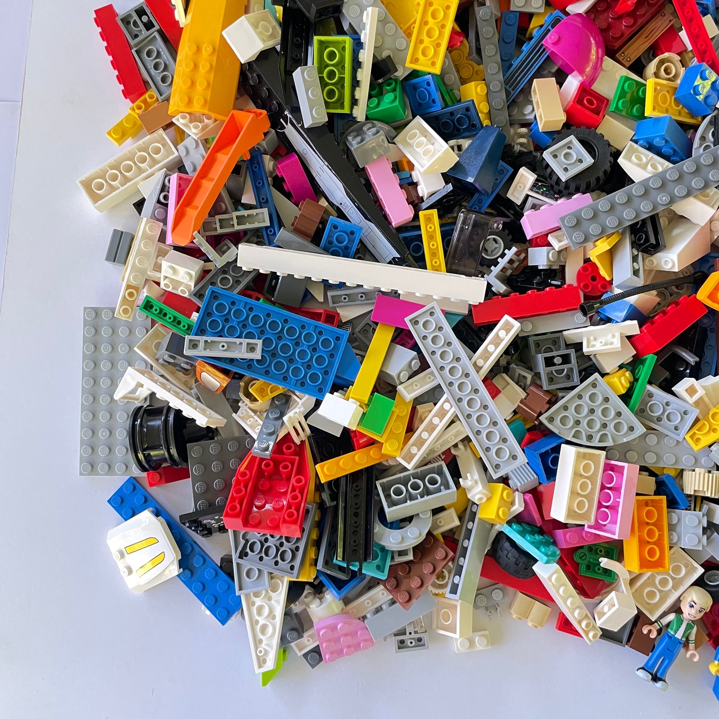 LEGO Deluxe Fun Pack, Mixed Bag, Approx. 1.5kg includes 6 Minifigures/Minidolls