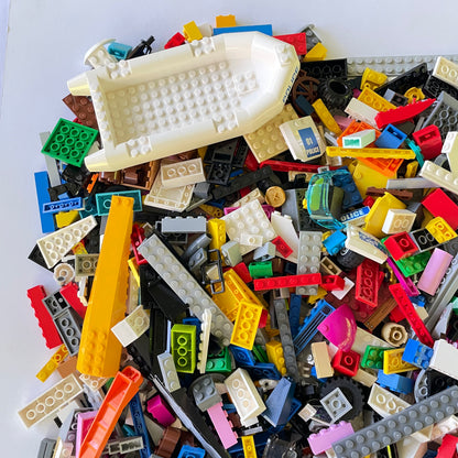 LEGO Deluxe Fun Pack, Mixed Bag, Approx. 1.5kg includes 6 Minifigures/Minidolls