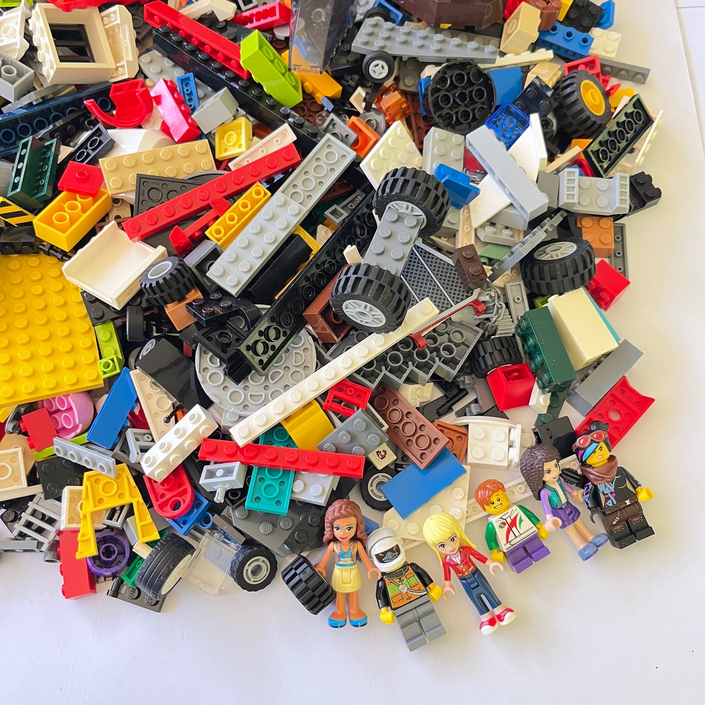 LEGO Deluxe Fun Pack, Mixed Bag, Approx. 1.5kg includes 6 Minifigures/Minidolls