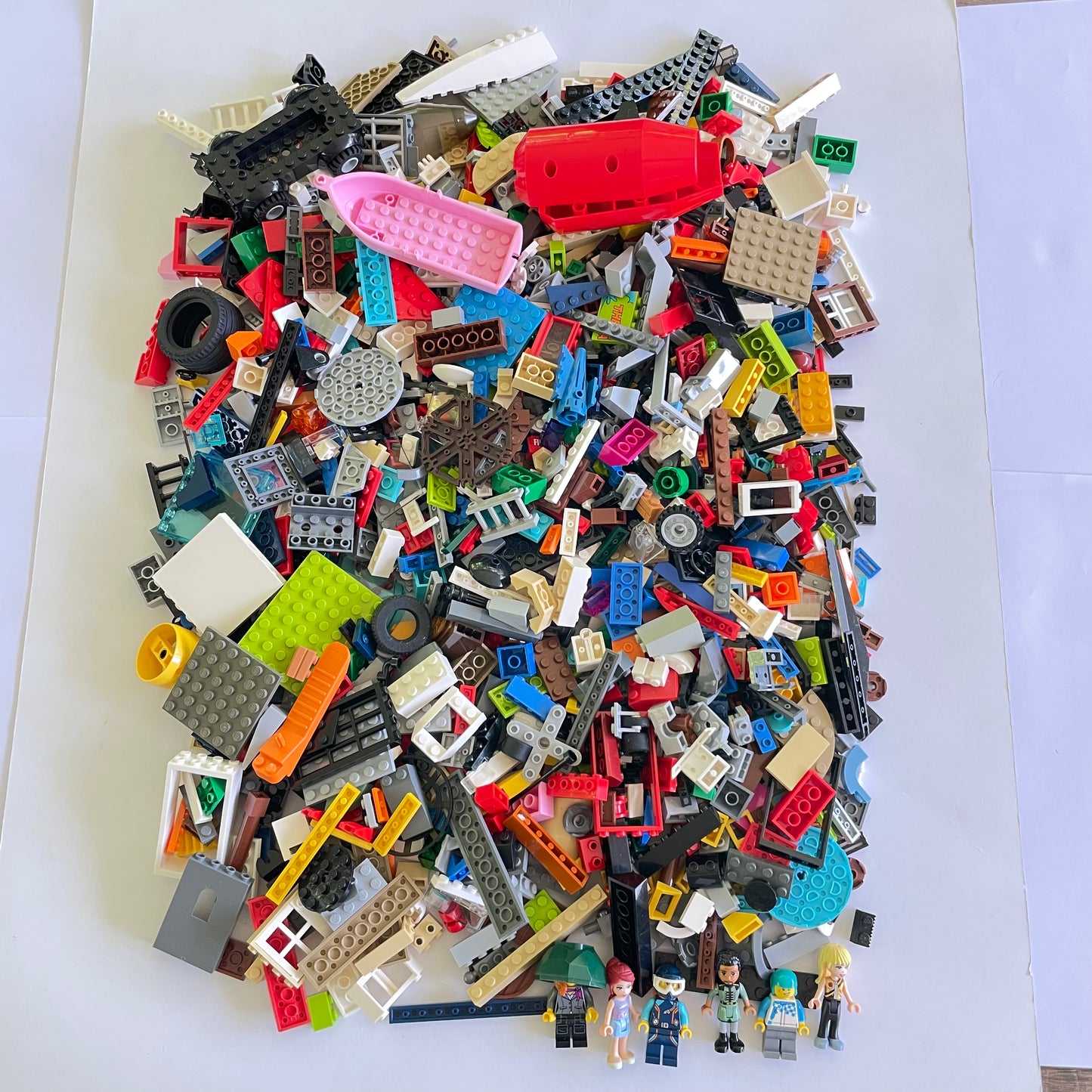 LEGO Deluxe Fun Pack, Mixed Bag, Approx. 1.5kg includes 6 Minifigures/Minidolls
