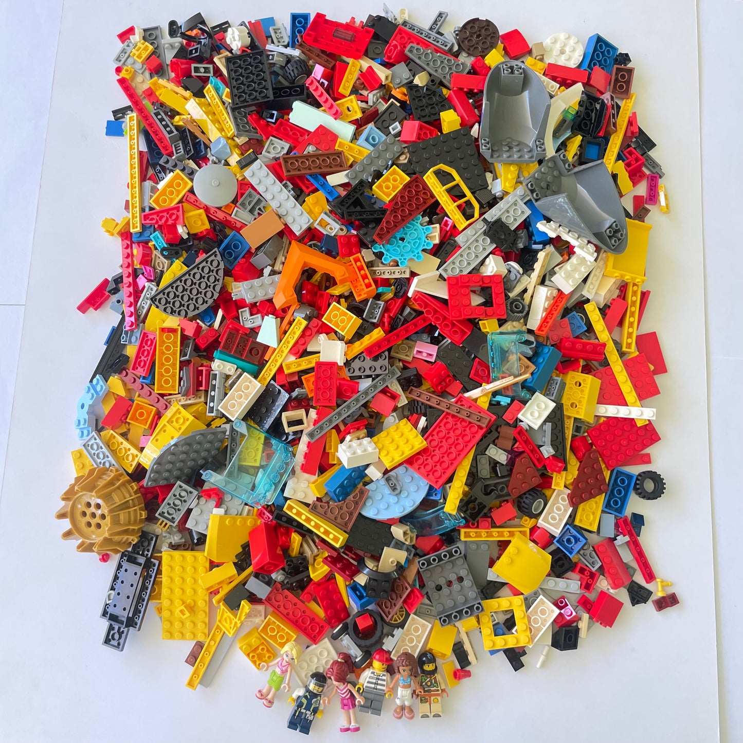LEGO Deluxe Fun Pack, Mixed Bag, Approx. 1.5kg includes 6 Minifigures/Minidolls