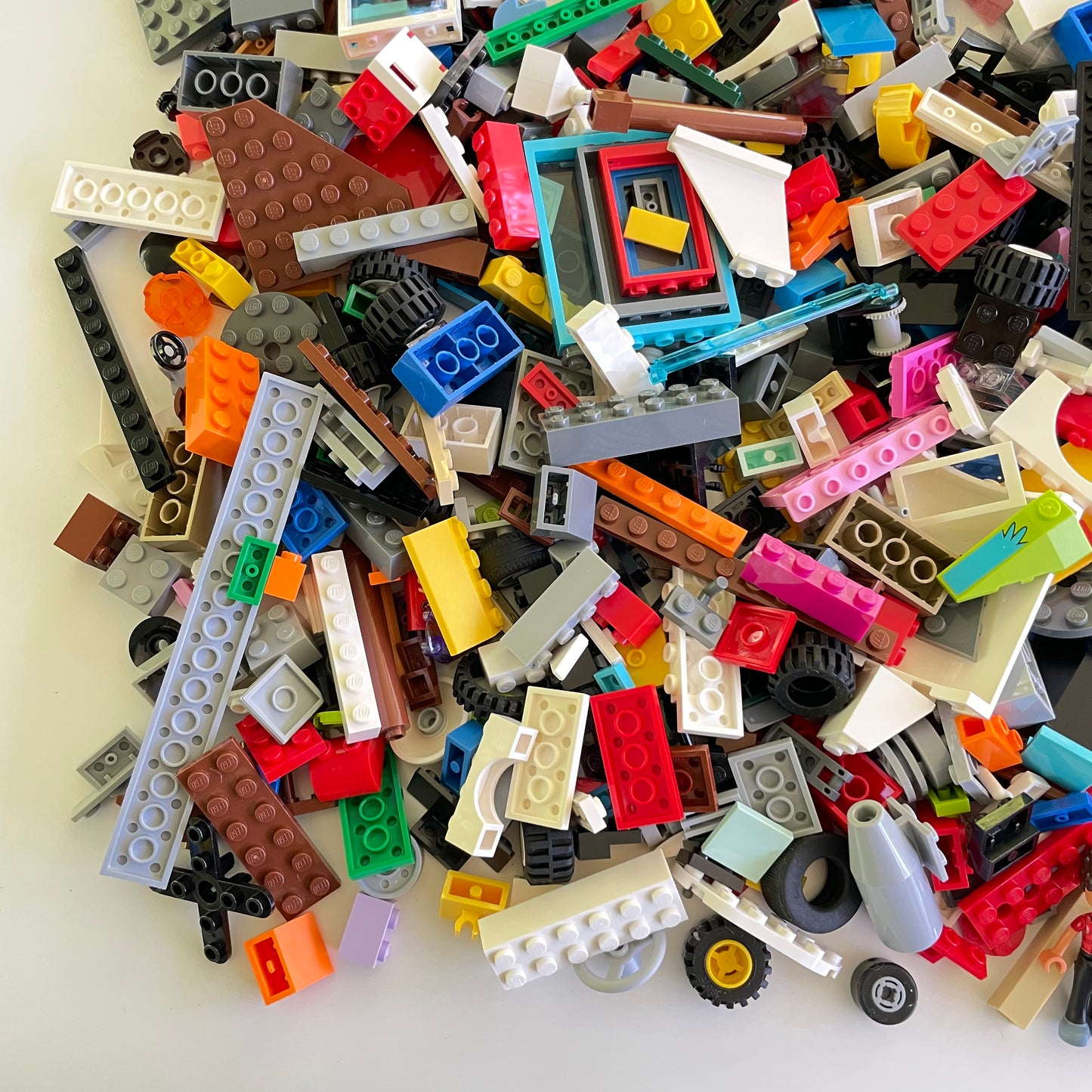 LEGO Deluxe Fun Pack, Mixed Bag, Approx. 1.5kg includes 6 Minifigures/Minidolls