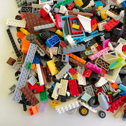 LEGO Deluxe Fun Pack, Mixed Bag, Approx. 1.5kg includes 6 Minifigures/Minidolls