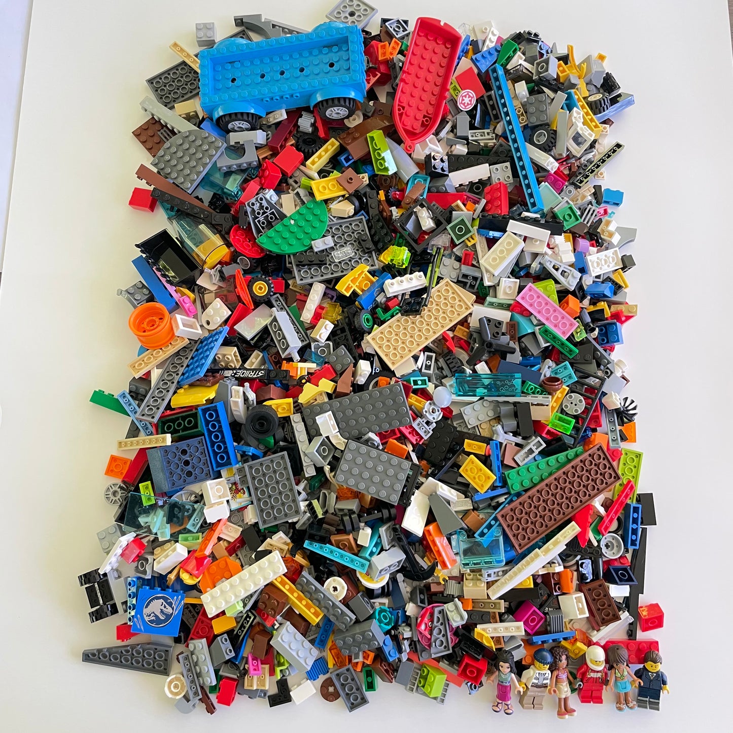 LEGO Deluxe Fun Pack, Mixed Bag, Approx. 1.5kg includes 6 Minifigures/Minidolls