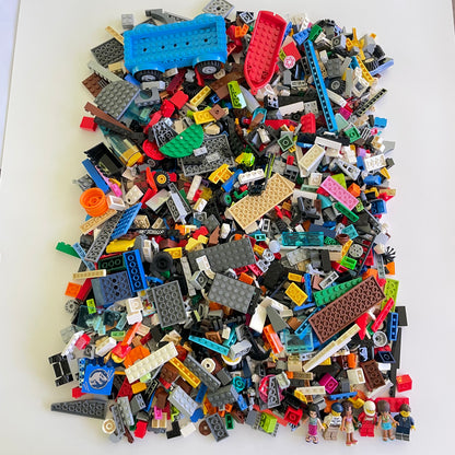 LEGO Deluxe Fun Pack, Mixed Bag, Approx. 1.5kg includes 6 Minifigures/Minidolls