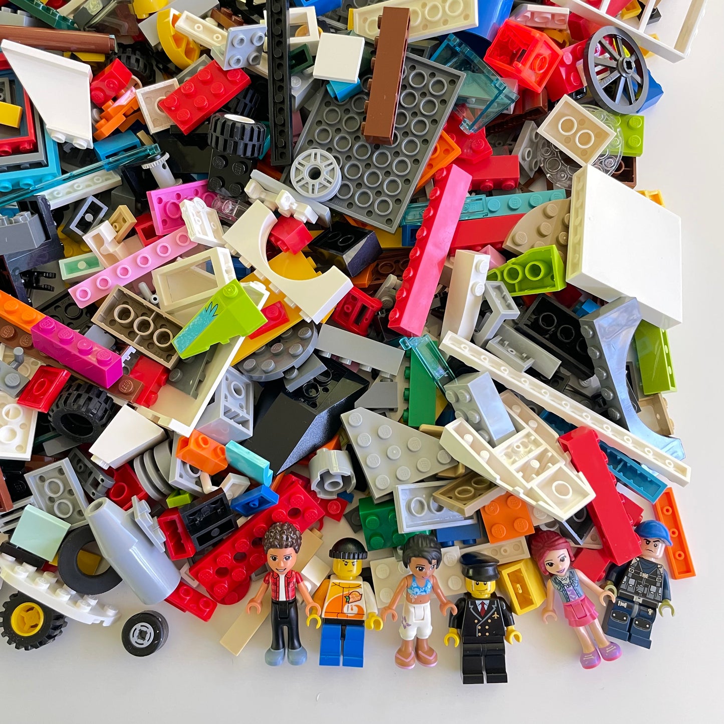 LEGO Deluxe Fun Pack, Mixed Bag, Approx. 1.5kg includes 6 Minifigures/Minidolls