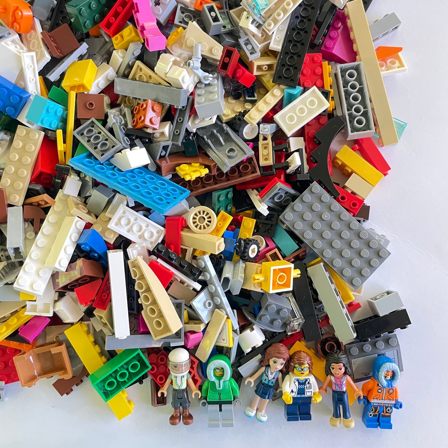 LEGO Deluxe Fun Pack, Mixed Bag, Approx. 1.5kg includes 6 Minifigures/Minidolls