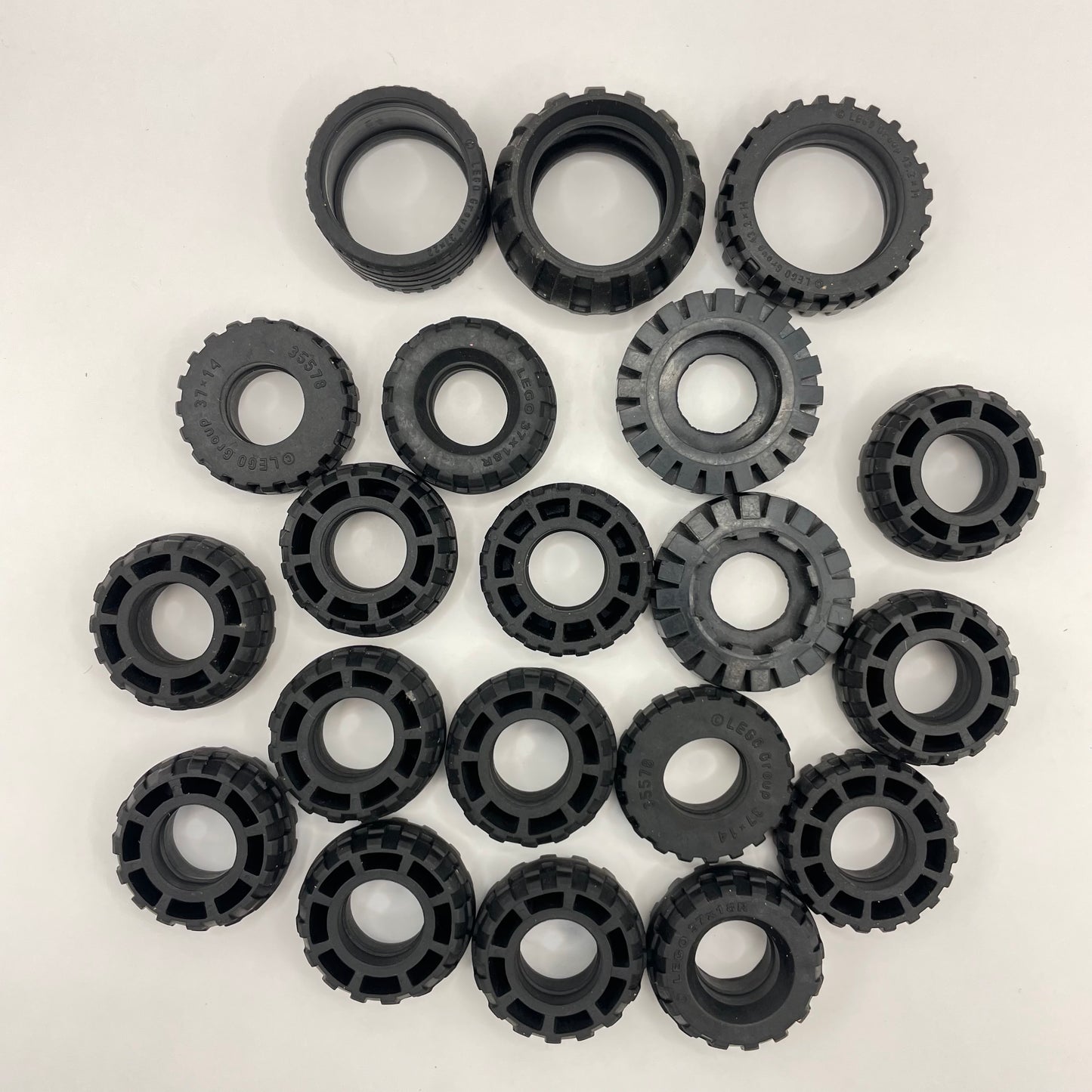 LEGO Medium Tyres, Black, 20 Pieces