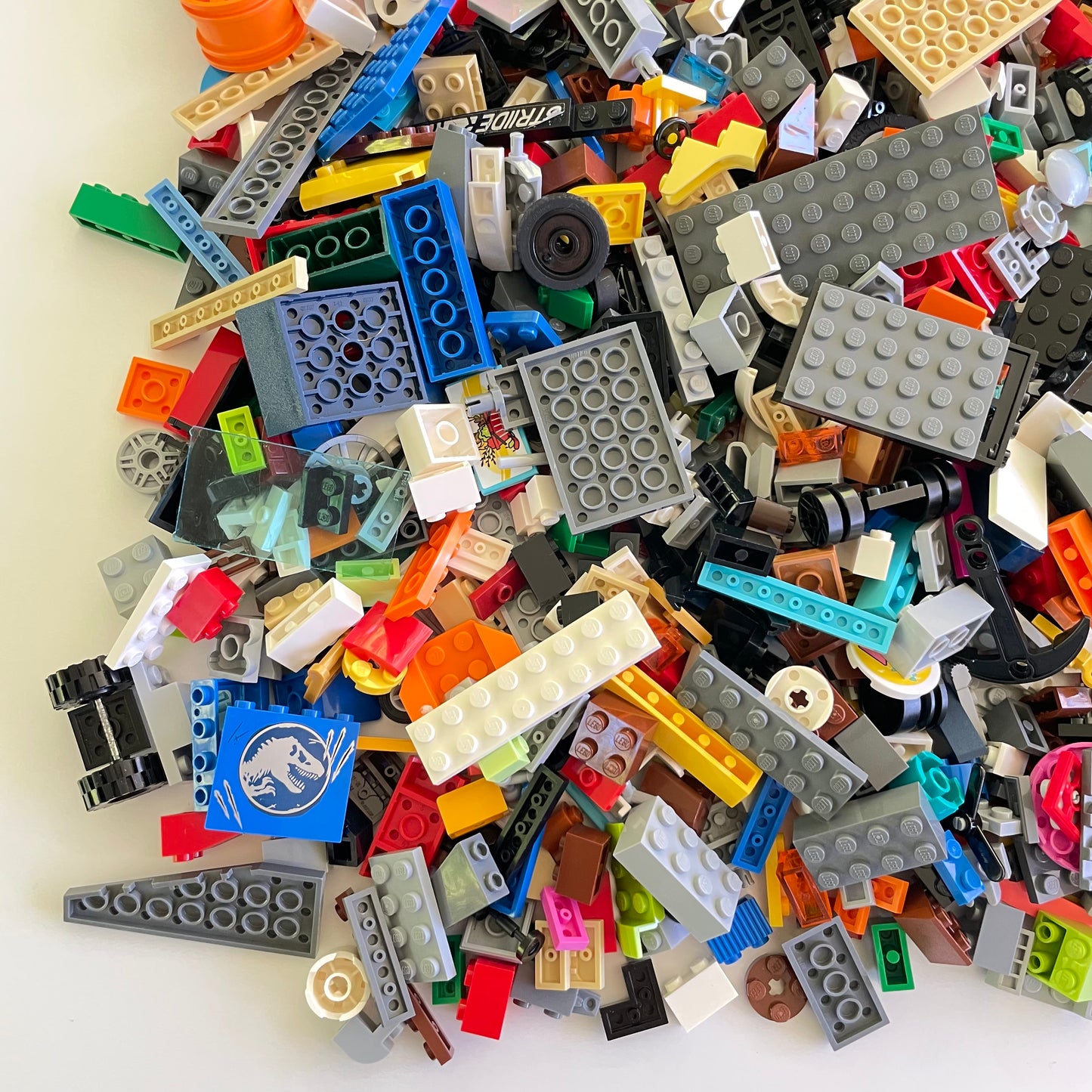 LEGO Deluxe Fun Pack, Mixed Bag, Approx. 1.5kg includes 6 Minifigures/Minidolls