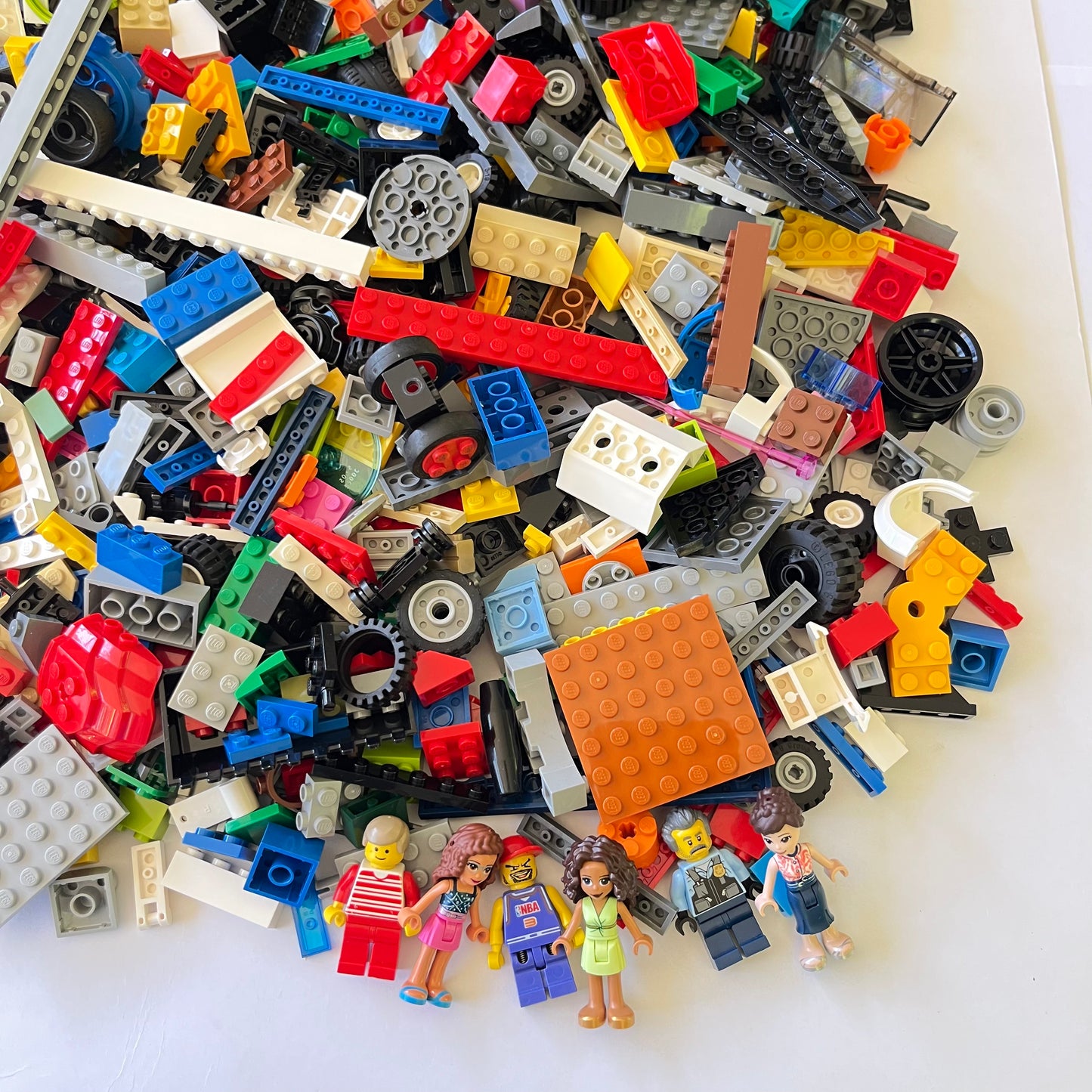 LEGO Deluxe Fun Pack, Mixed Bag, Approx. 1.5kg includes 6 Minifigures/Minidolls
