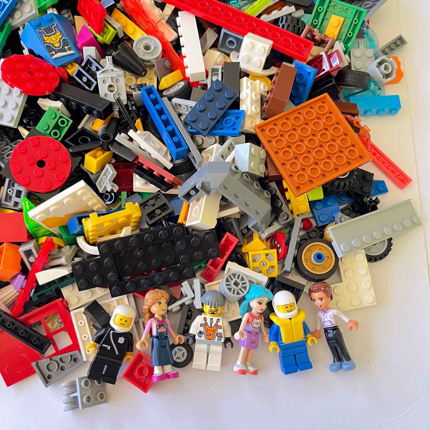 LEGO Deluxe Fun Pack, Mixed Bag, Approx. 1.5kg includes 6 Minifigures/Minidolls