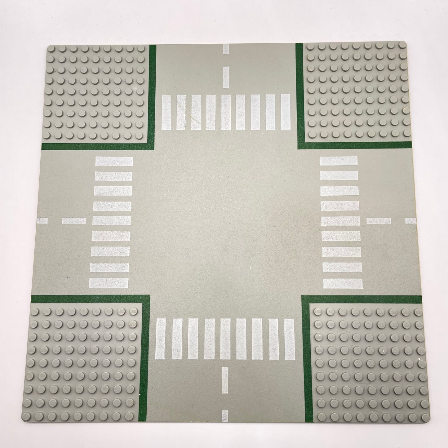 LEGO Baseplate Road, 9 Stud Crossroads, 32x32, Old Light Grey, 607p01 (1 Piece) Playwear