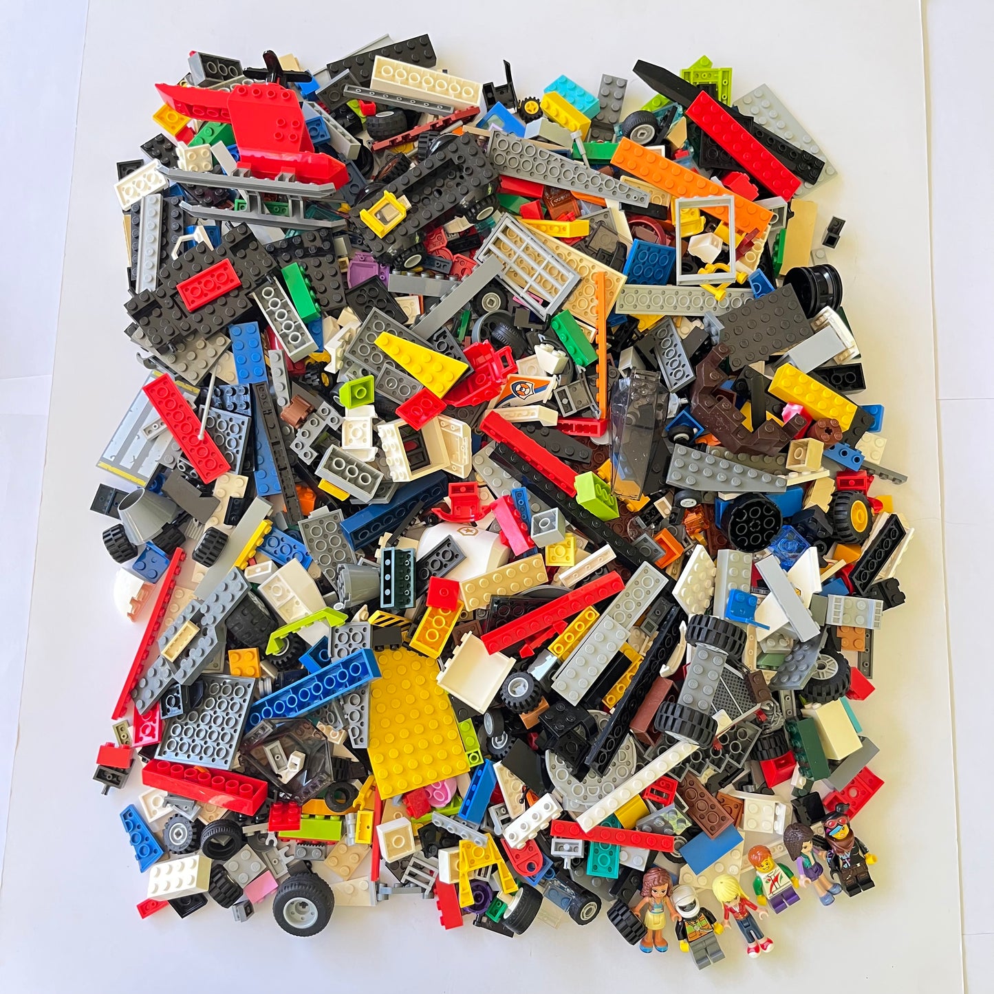 LEGO Deluxe Fun Pack, Mixed Bag, Approx. 1.5kg includes 6 Minifigures/Minidolls