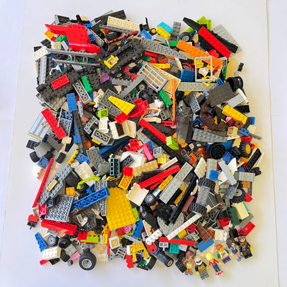 LEGO Deluxe Fun Pack, Mixed Bag, Approx. 1.5kg includes 6 Minifigures/Minidolls