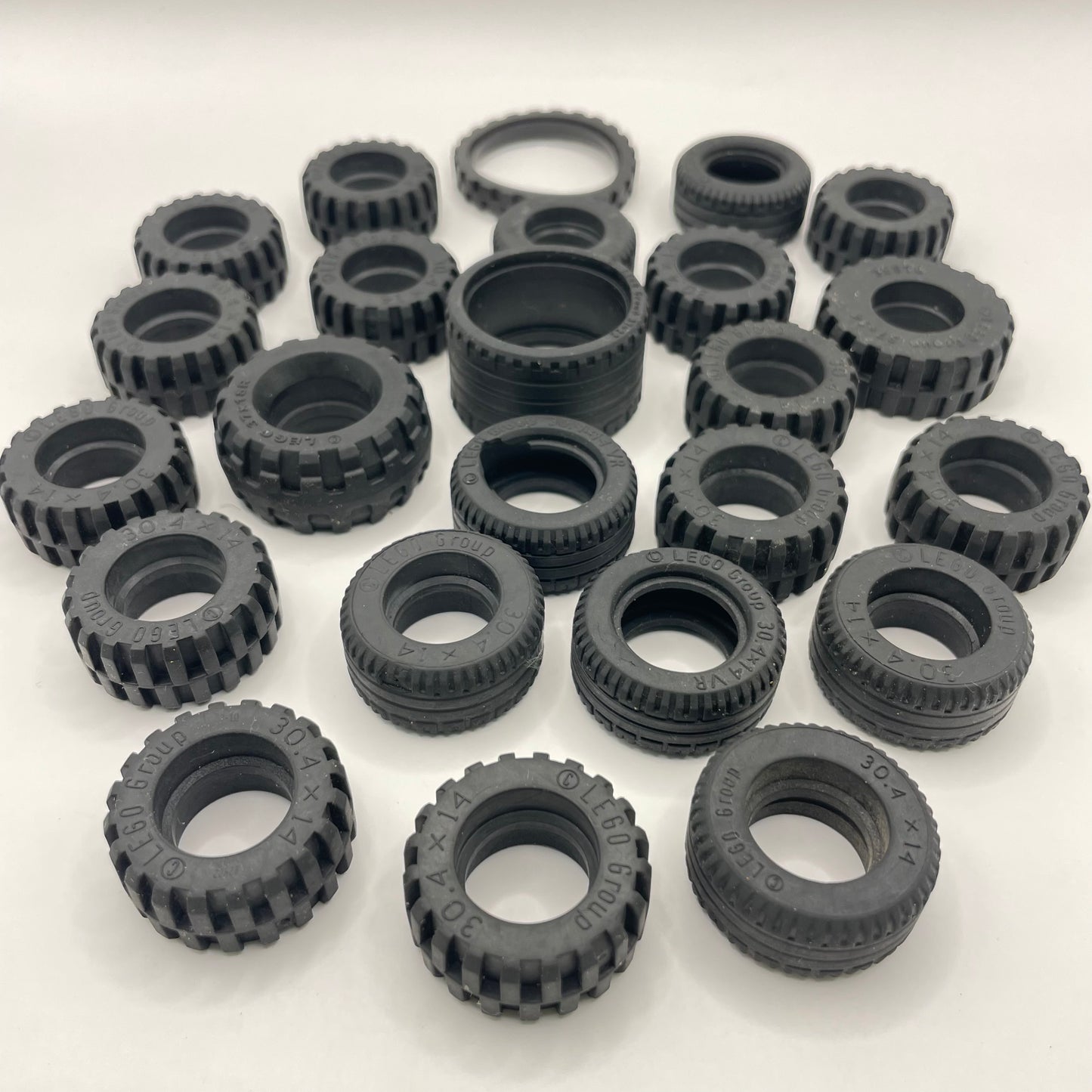 LEGO Medium Tyres, Black, 24 Pieces
