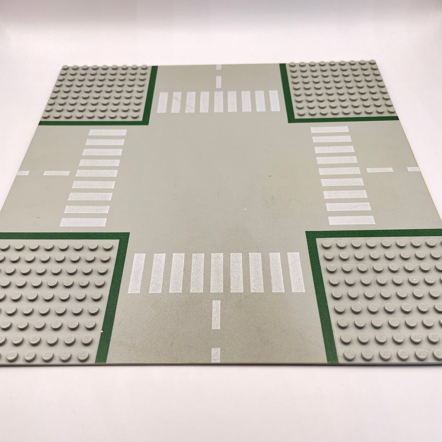 LEGO Baseplate Road, 9 Stud Crossroads, 32x32, Old Light Grey, 607p01 (1 Piece) Playwear