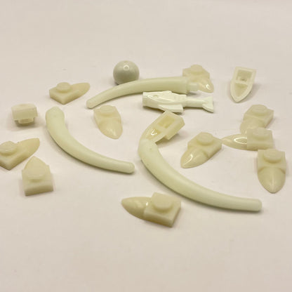LEGO Mixed Claws and Horns, Glow in the Dark, 18 Pieces