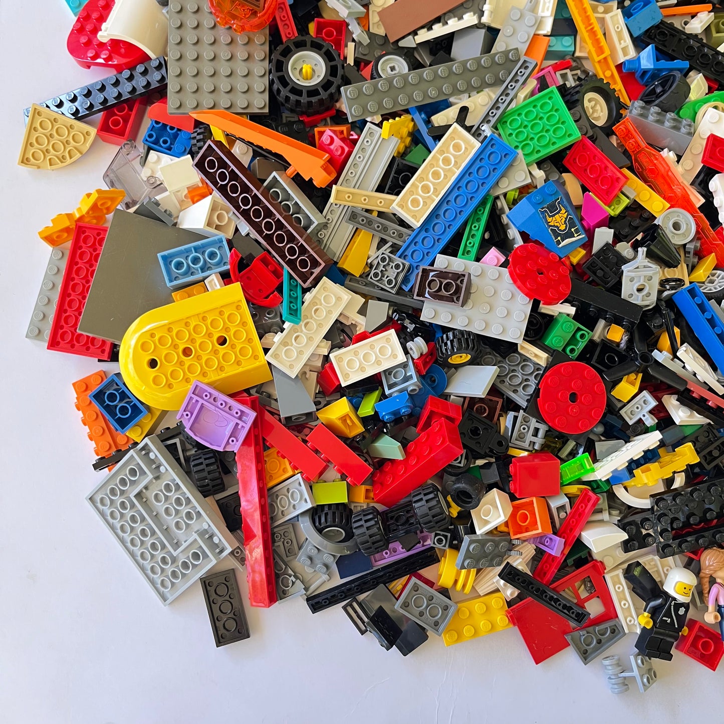 LEGO Deluxe Fun Pack, Mixed Bag, Approx. 1.5kg includes 6 Minifigures/Minidolls
