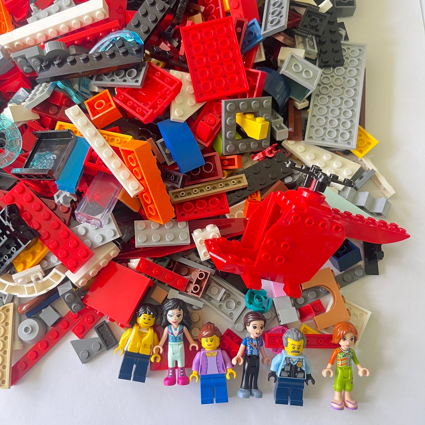 LEGO Deluxe Fun Pack, Mixed Bag, Approx. 1.5kg includes 6 Minifigures/Minidolls