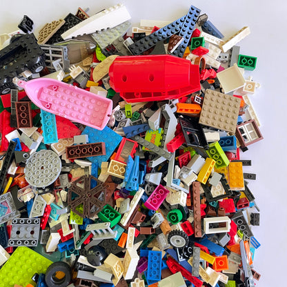 LEGO Deluxe Fun Pack, Mixed Bag, Approx. 1.5kg includes 6 Minifigures/Minidolls
