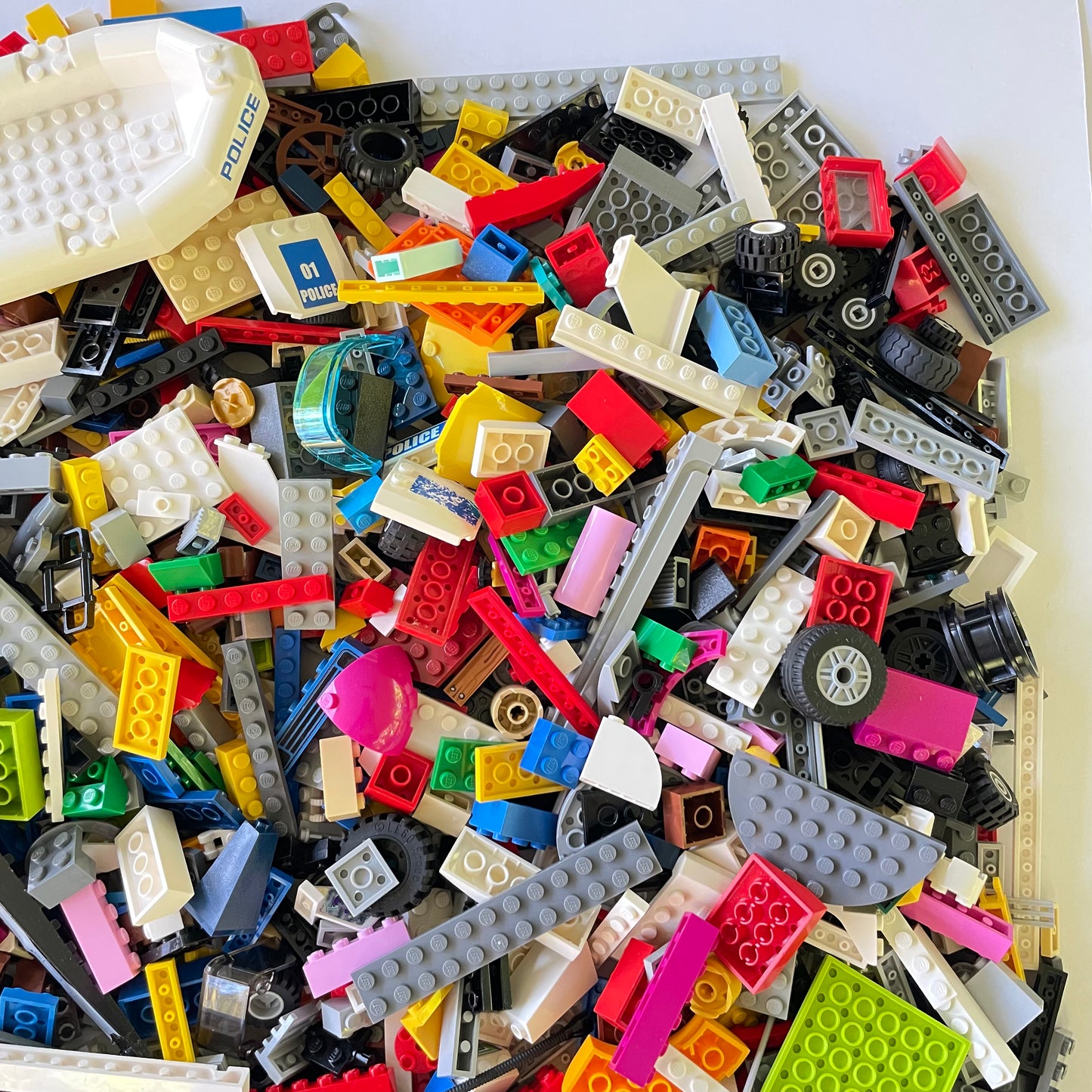 LEGO Deluxe Fun Pack, Mixed Bag, Approx. 1.5kg includes 6 Minifigures/Minidolls