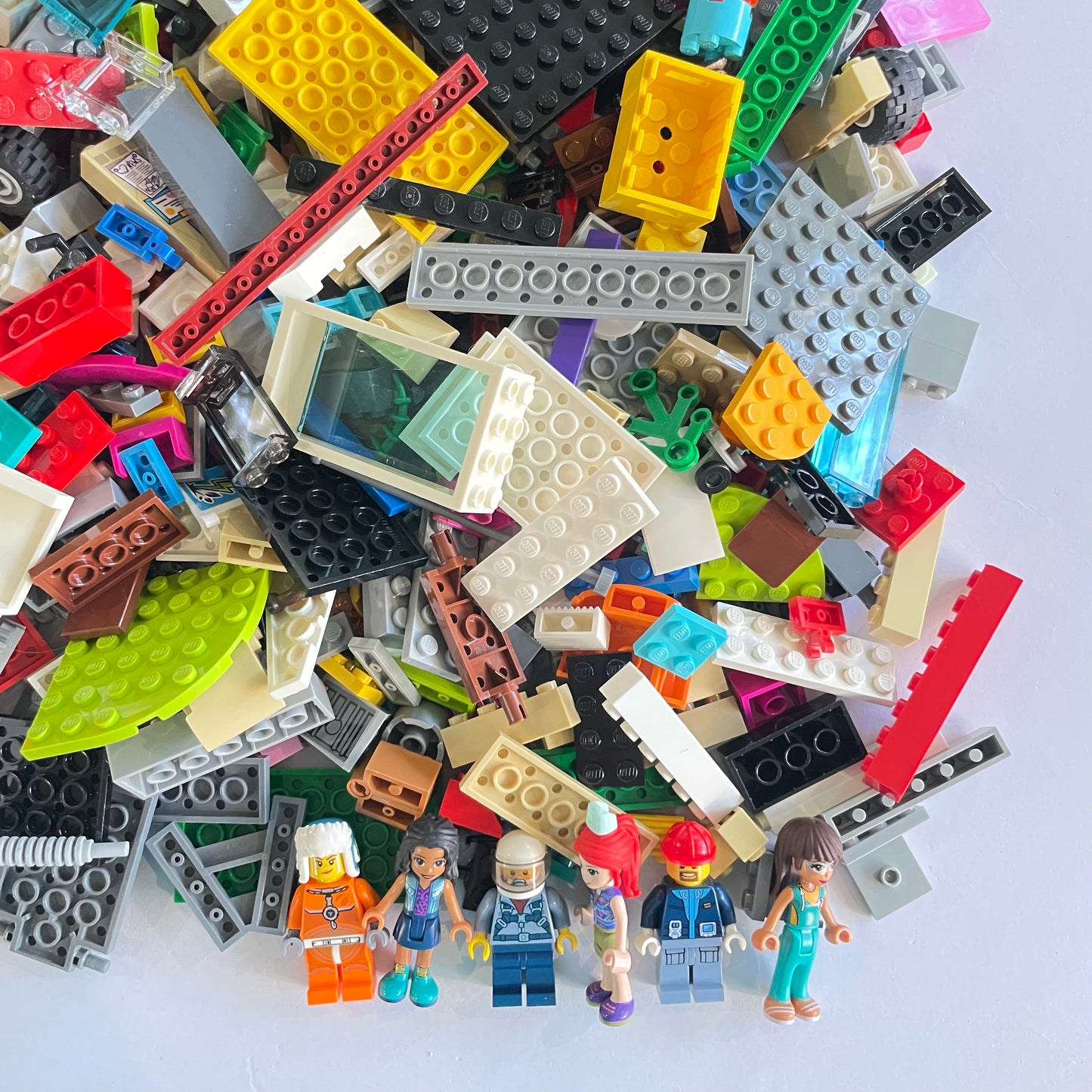LEGO Deluxe Fun Pack, Mixed Bag, Approx. 1.5kg includes 6 Minifigures/Minidolls