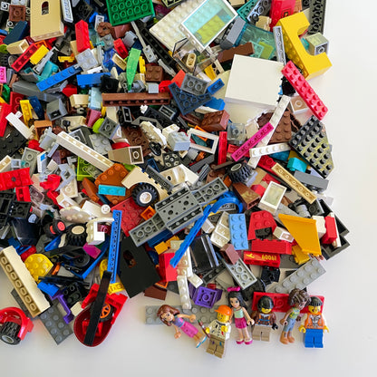 LEGO Deluxe Fun Pack, Mixed Bag, Approx. 1.5kg includes 6 Minifigures/Minidolls
