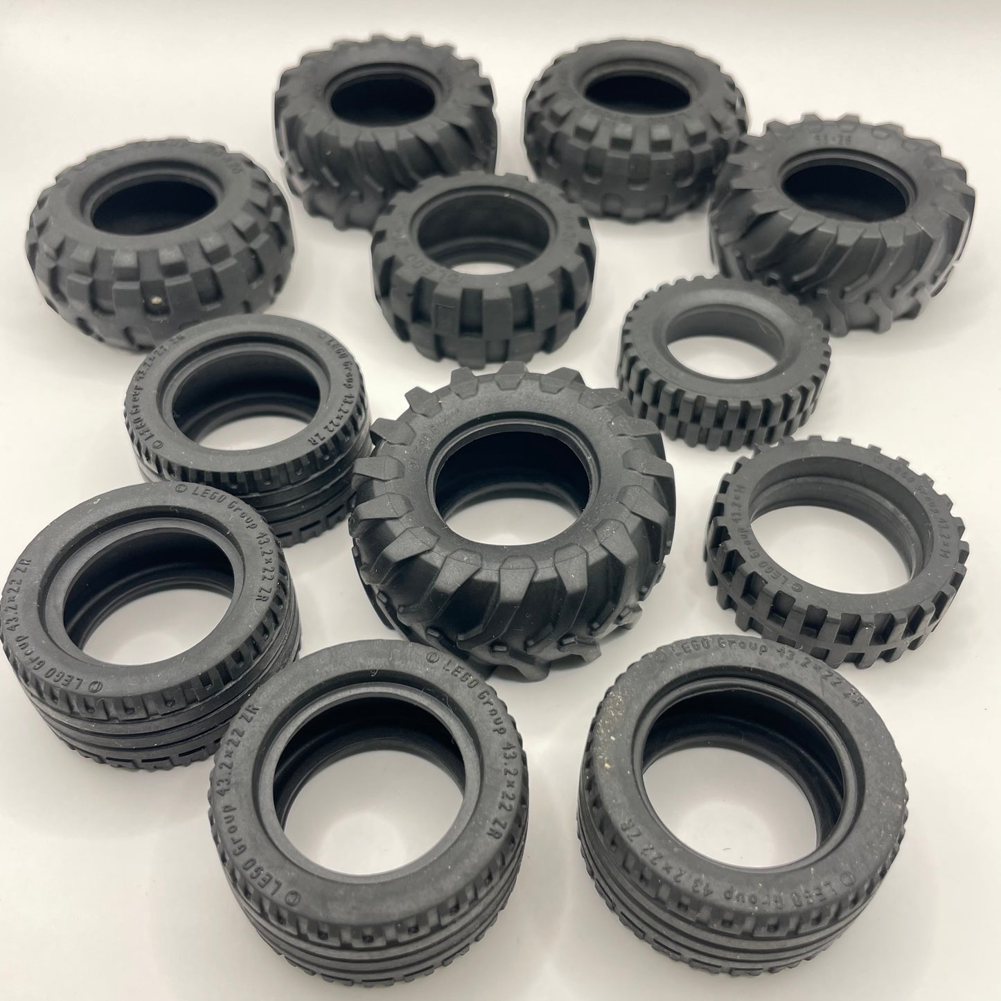 LEGO Medium Tyres, Black, 12 Pieces