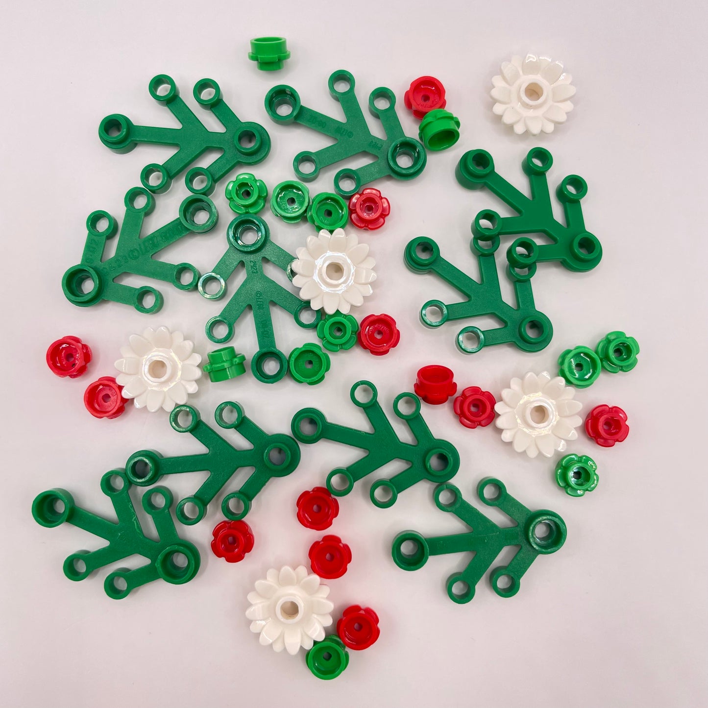 LEGO Mini Christmas Wreath Bundle, White Sunflower with Red and Green Flowers, 39 Pieces