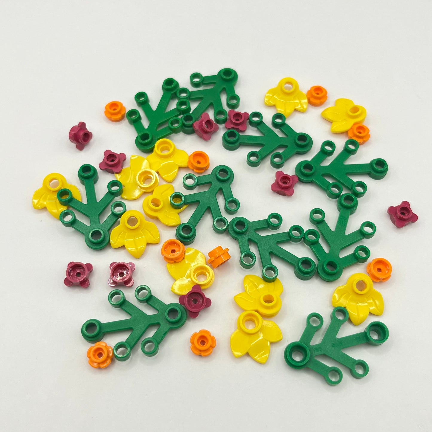 LEGO Mini Christmas Wreath Bundle, Green with Yellow Plant Plate, Orange and Pink Flowers, 39 Pieces