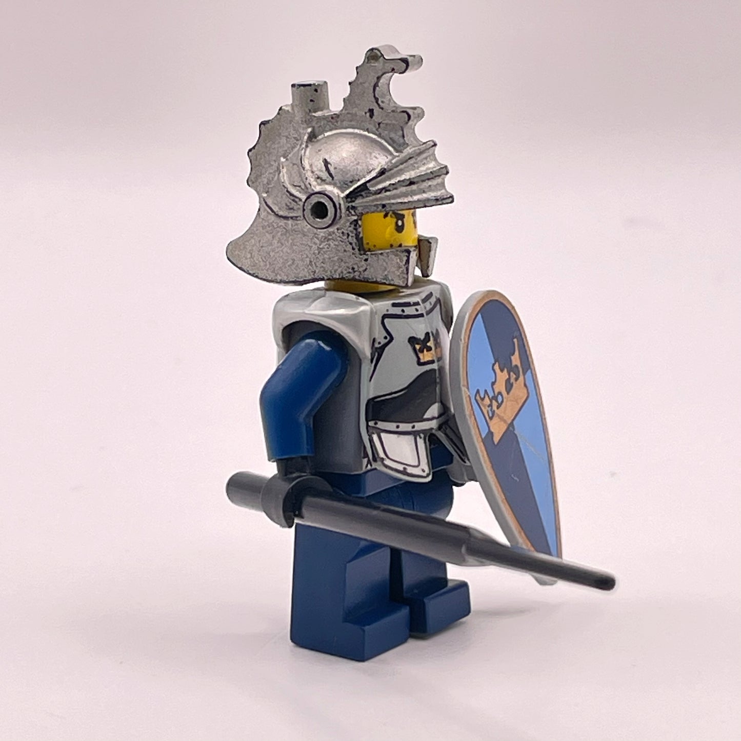 LEGO Armoured Kings Knights, Castle, Minifigure (1 Pack) Battle Damaged