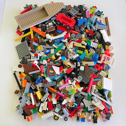 LEGO Deluxe Fun Pack, Mixed Bag, Approx. 1.5kg includes 6 Minifigures/Minidolls