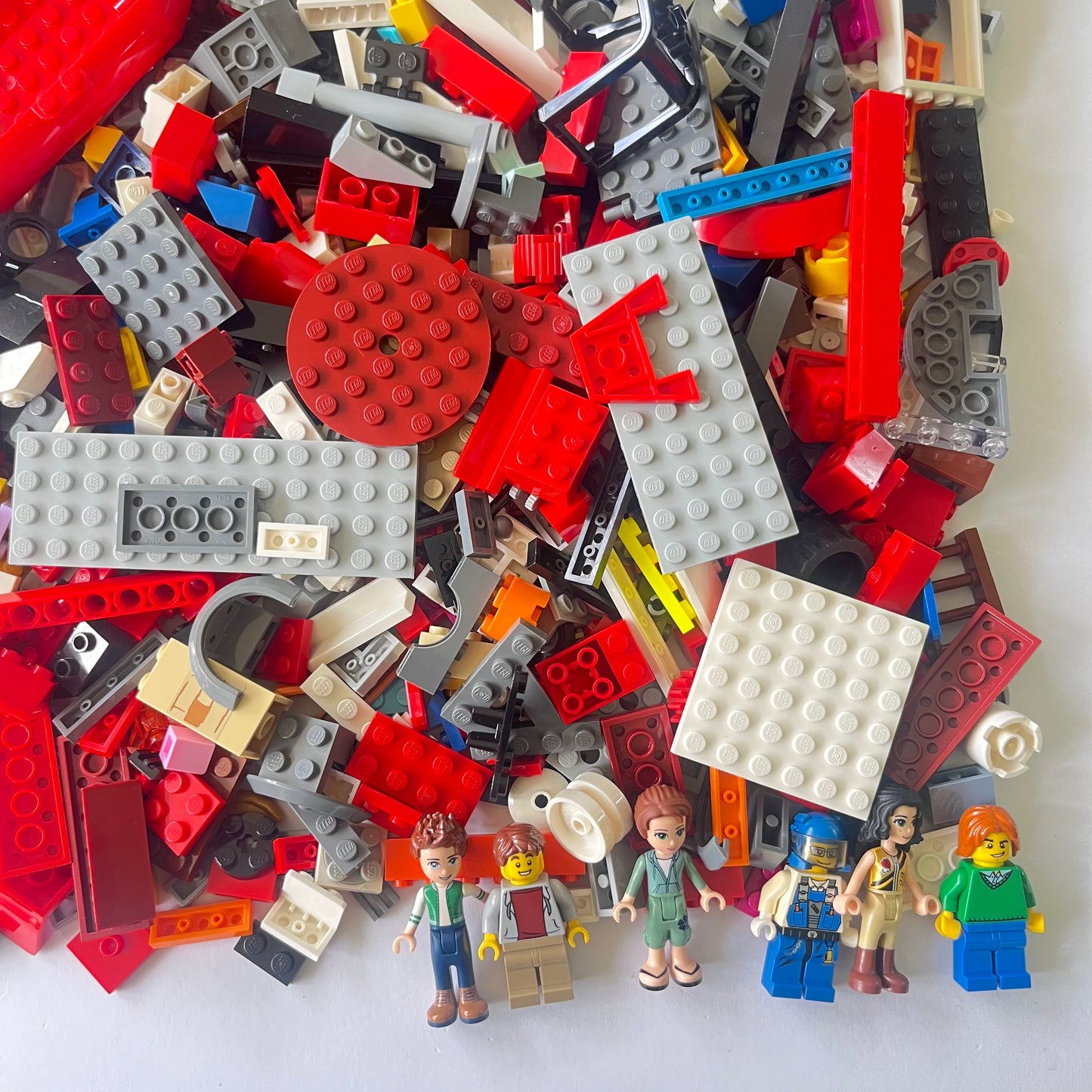 LEGO Deluxe Fun Pack, Mixed Bag, Approx. 1.5kg includes 6 Minifigures/Minidolls