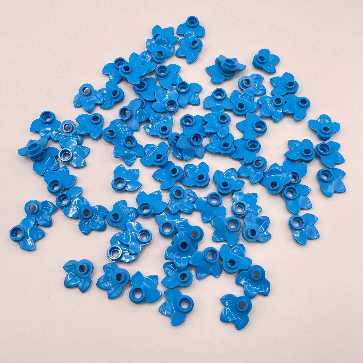 LEGO Medium Azure, Plant Plate, Round 1 x 1 with 3 Leaves, 80 Pieces (32607)
