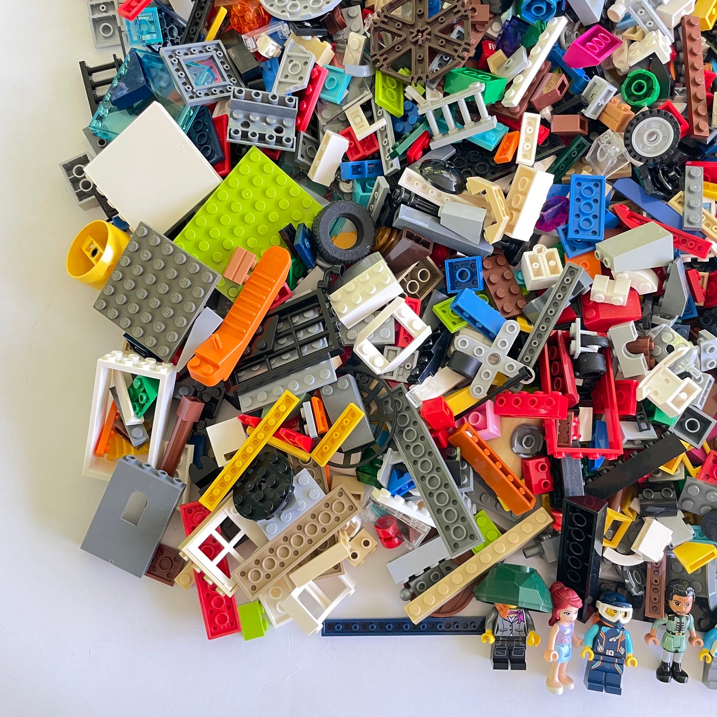 LEGO Deluxe Fun Pack, Mixed Bag, Approx. 1.5kg includes 6 Minifigures/Minidolls