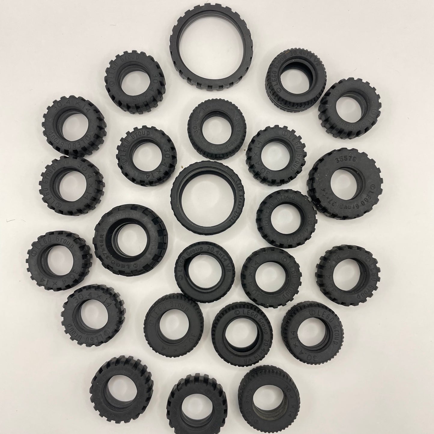 LEGO Medium Tyres, Black, 24 Pieces