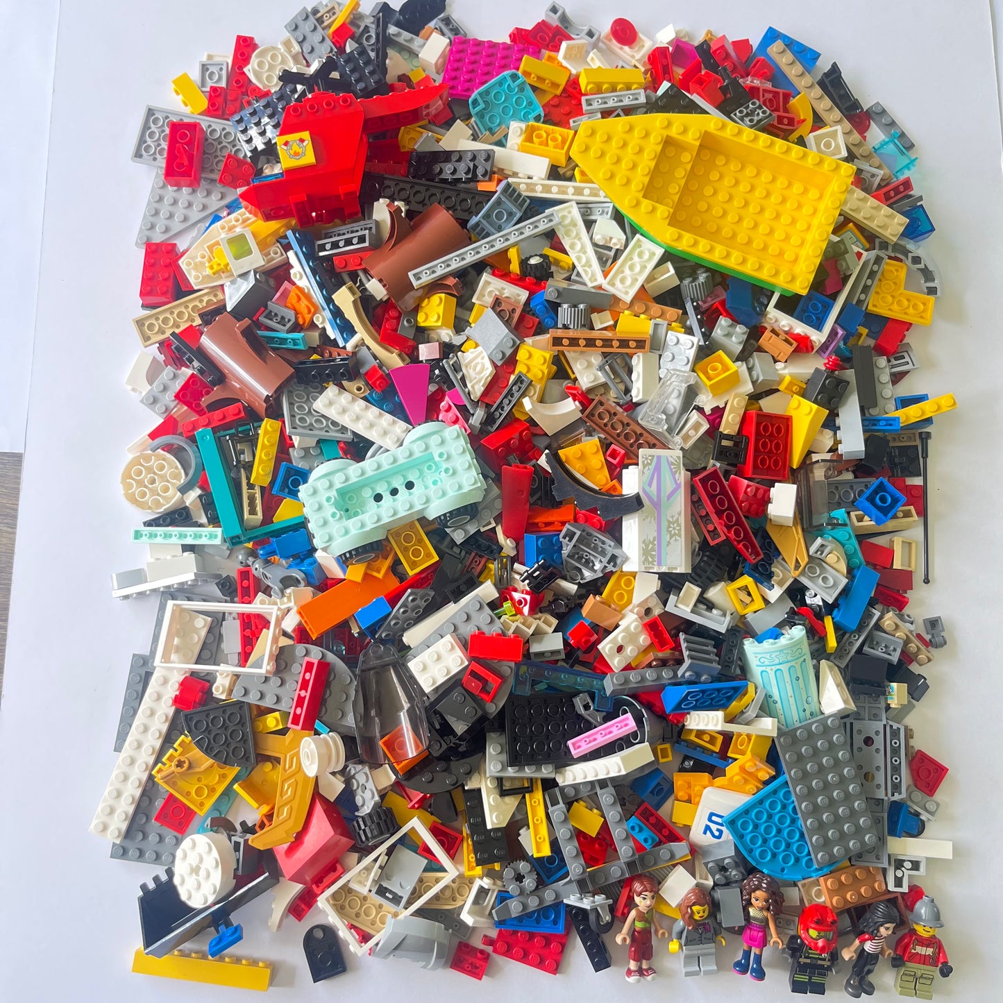 LEGO Deluxe Fun Pack, Mixed Bag, Approx. 1.5kg includes 6 Minifigures/Minidolls